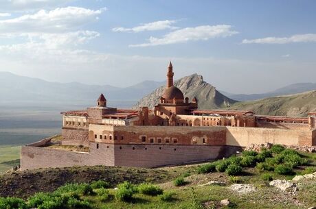 Adana Çıkışlı Uçaklı Karadeniz Batum Tiflis Van Havzası Turu (6 Gece Konaklama)